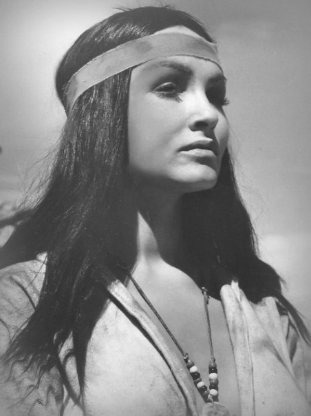 Джулия ньюмар в роли беспощадной немой индианки хешке «золото маккенны» (1969). актрисы