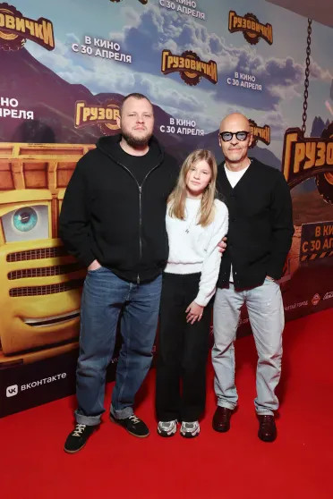 Агата Муцениеце с мужем Петром Дрангой и Фёдор Бондарчук с сыном (после новости о разводе) на премьере мультфильма 
