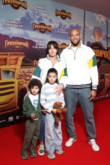 Агата Муцениеце с мужем Петром Дрангой и Фёдор Бондарчук с сыном (после новости о разводе) на премьере мультфильма 