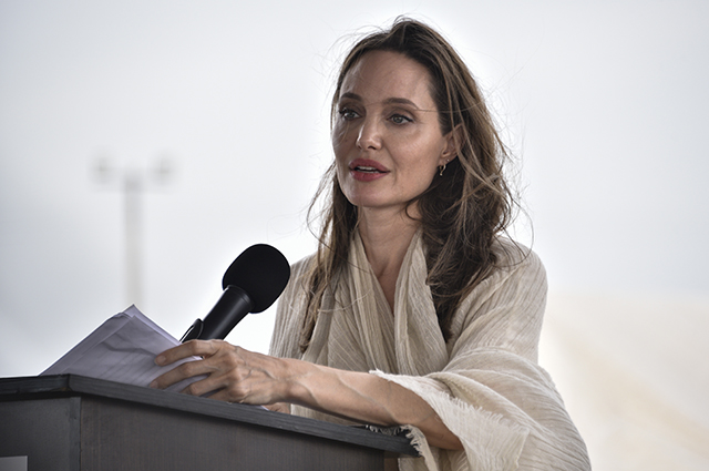 Анджелина Джоли высказалсь об опасности самоизоляции для детей из неблагополучных семей детей, которые, также, чтобы, внимание, детям, организации, являются, людей, поддержку, находящихся, обращать, стороны, сделала, условиях, призвала, получить, закрытия, написала, Hungry