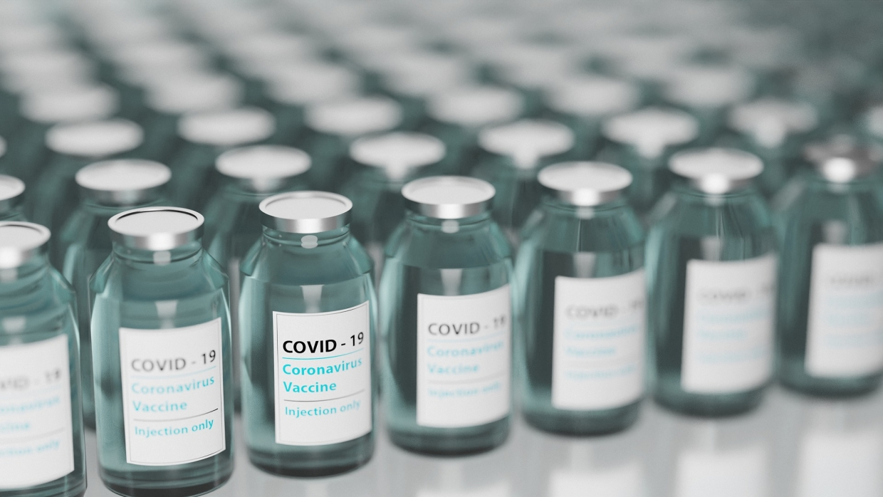 Эксперт назвал «странными» планы Лукашенко закупить 5-6 разных вакцин от COVID-19