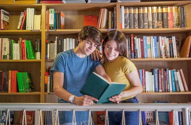 парень и девушка в библиотеке