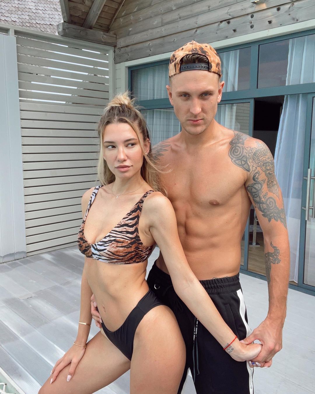 Осторожно, горячо! Как выглядят жёны и девушки российских рэперов в купальниках