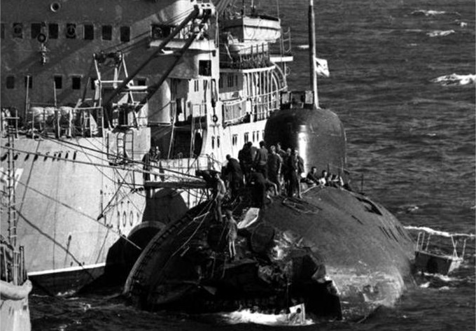 История столкновения советской подлодки с американским авианосцем