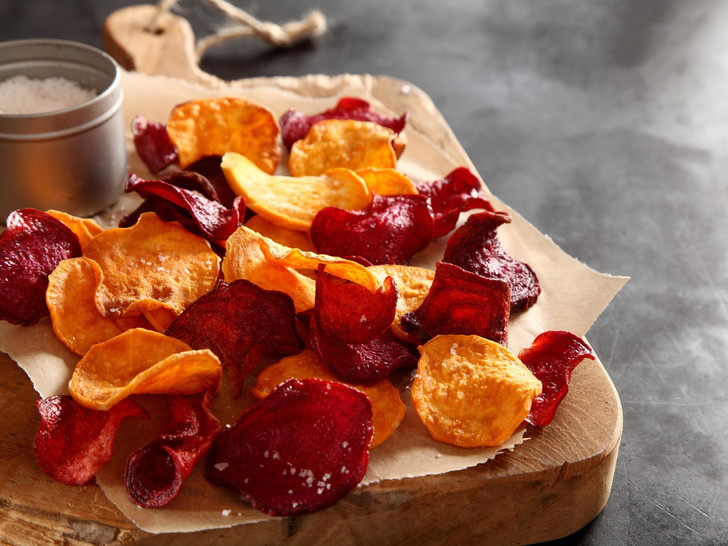 Фото №1 - 8 самых полезных чипсов (и как их приготовить дома)