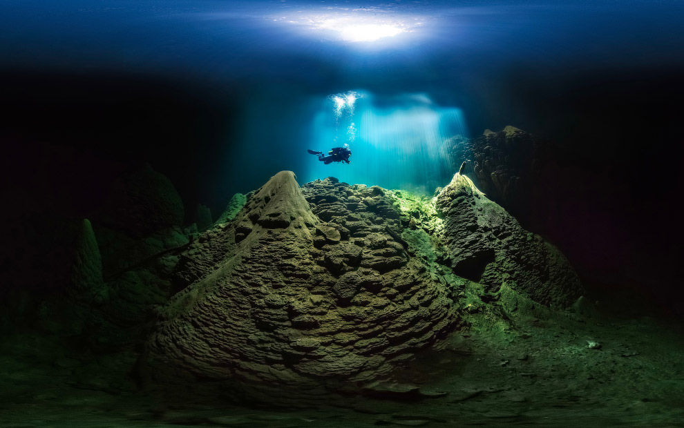 Подземная пещера с кристально чистым озером, Бразилия