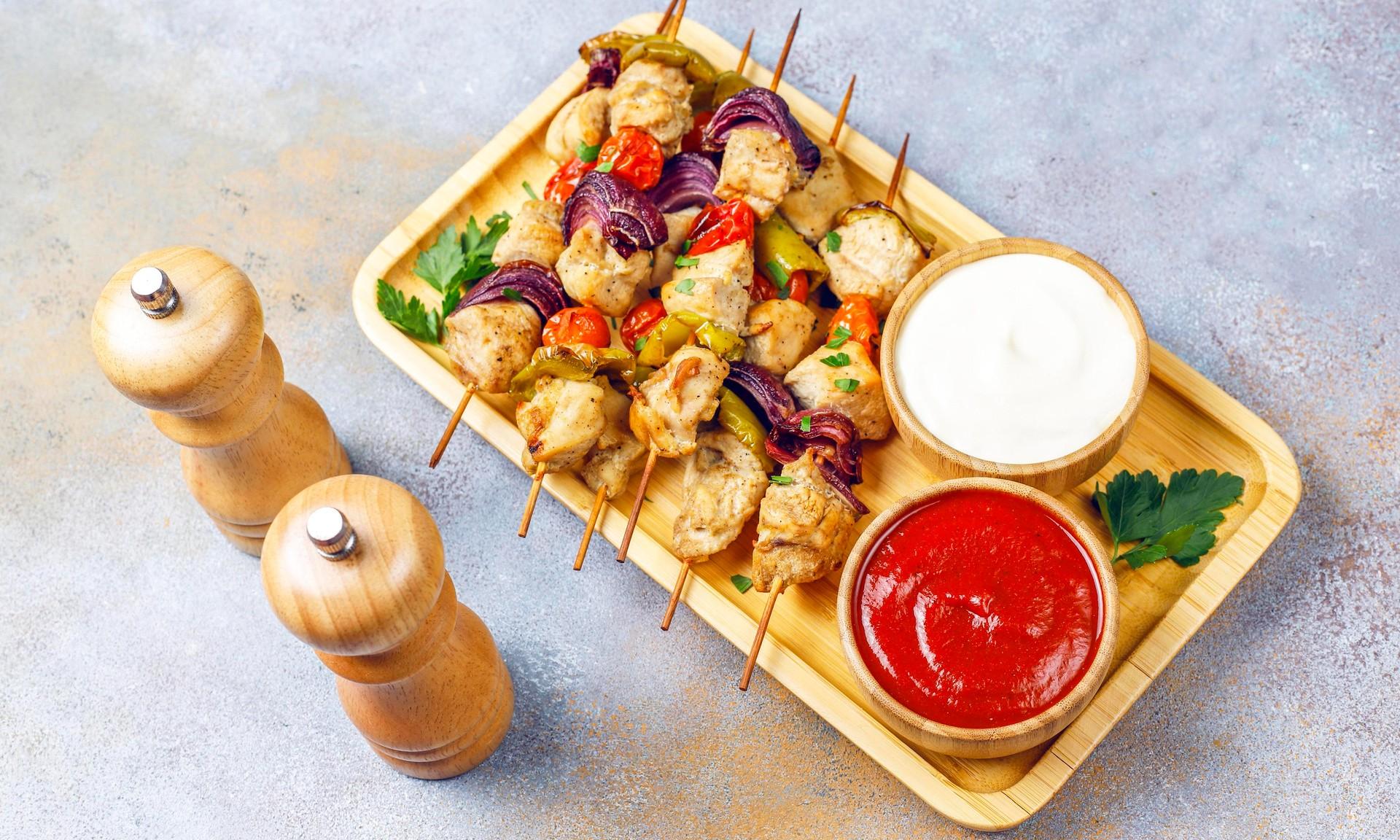 Как замариновать курицу для шашлыка, чтобы она была сочной: 3 лучших рецепта маринада 