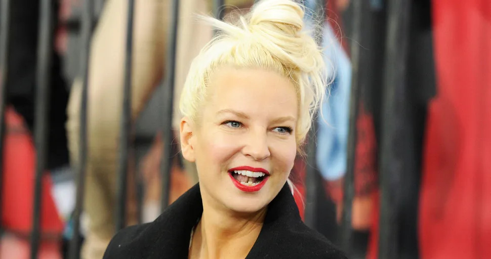 Как Sia записала один из самых громких треков 2010-х годов billboard,chandelier,christina aguilera,dazed,издание,flo rida,good morning america,pop-музыка,rca records,компания,rolling stone,sia,songwriter universe,times,new york,vulture,zero,грег керстин (greg kurstin),дэвид геттой (david guetta),дэниел аскилл (daniel askill),мэдди зиглер (maddie ziegler),питер эдж (peter edge),сиа ферлер (sia furler),шаткин (jesse shatkin)