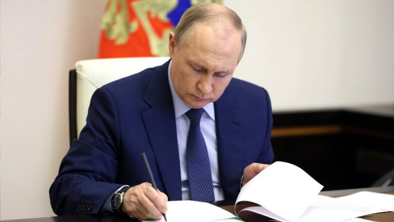Президент России наградил троих юных героев «Крокуса»
