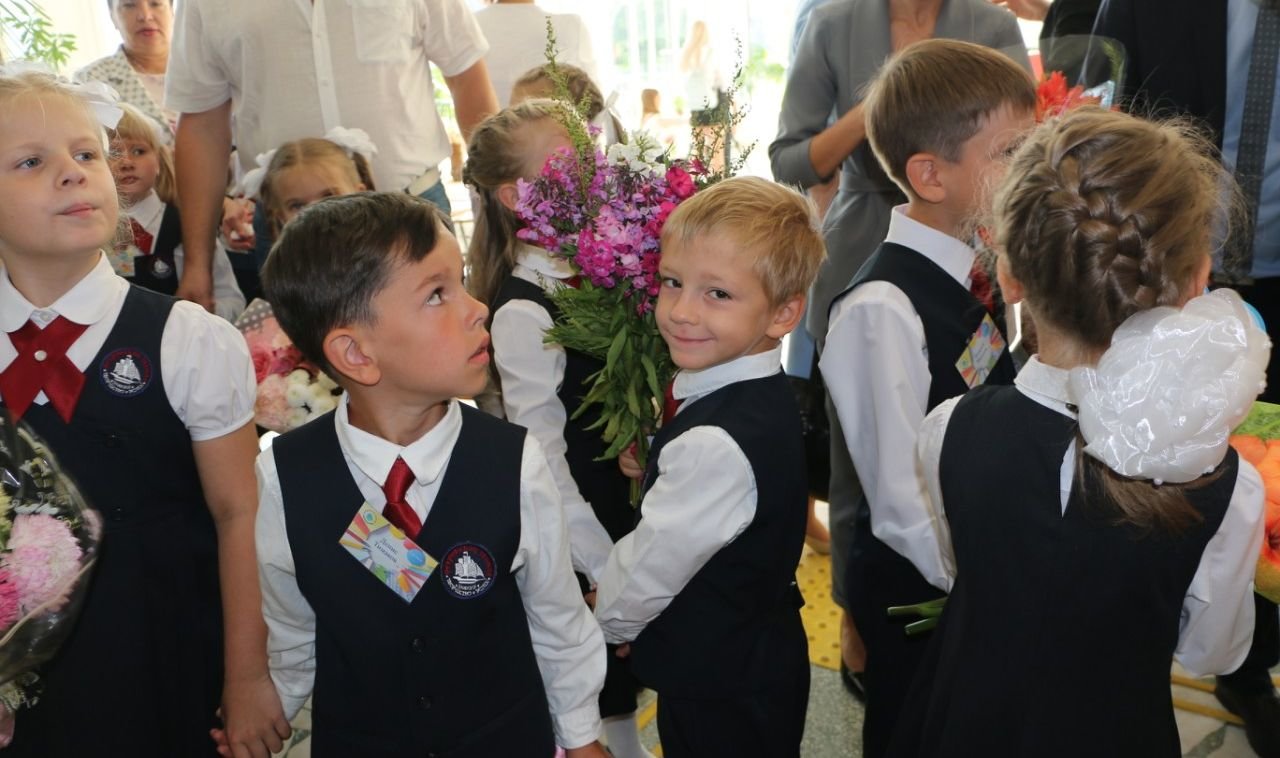 School карелия ru. Школа 1 Петрозаводск. 1 Сентября в школах Карелии. Петрозаводск школьники. Первоклассницы в Новобердяшская СОШ В 2011.