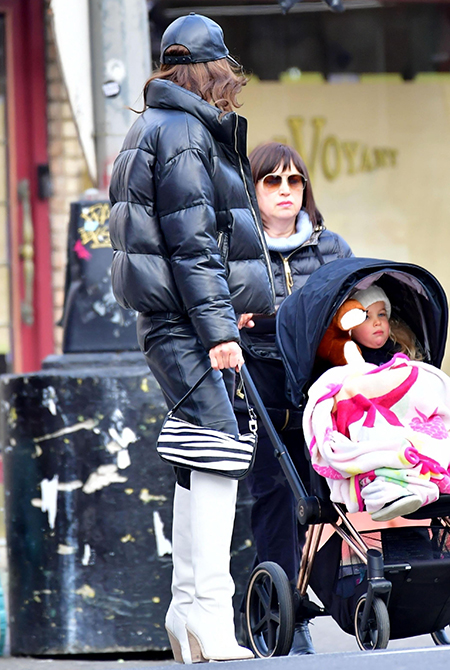 Ковбои в городе: Ирина Шейк представила стильный образ на прогулке с дочкой и мамой Ковбои в городе: Ирина Шейк представила стильный образ на прогулке с дочкой и мамой Мода,Стиль звезд