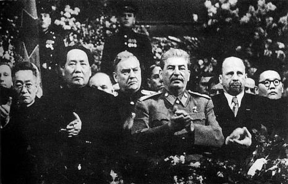 stalin-v-prezidiume-s-mao-tszedunom-bulganinym-ulbrihtom-i-tsedenbalom-21-dekabrya-1949