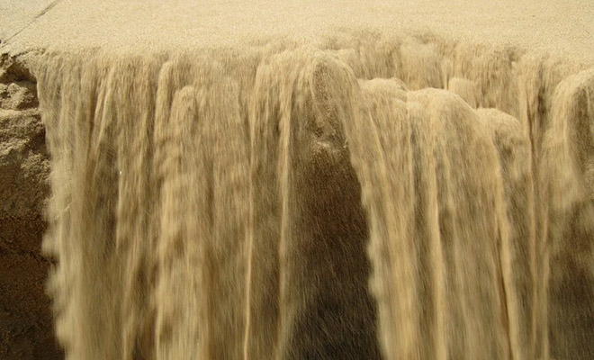 Бедуин снимал пустыню, когда часть песка потекла как вода. Через минуту появился настоящий водопад: видео явление, видео, водопад, Однако, результатом, сильных, дождей, которые, давно, объяснимым, стало, прошли, регионе На, первый, взгляд, кажется, вполне, Возвращавшийся, странное, смотрится