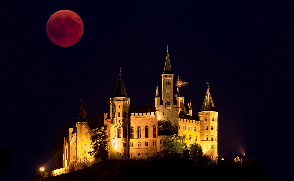 Лунное затмение над Замок Гогенцоллерн