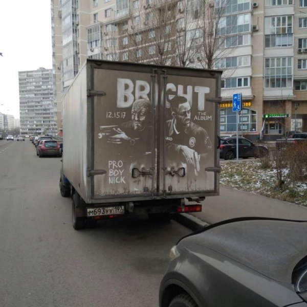 Московский художник использует грязь на авто в качестве холста