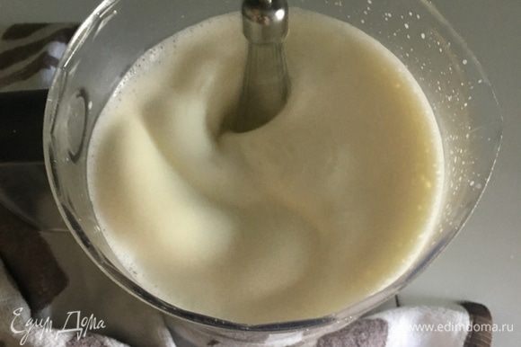 Я всегда взбиваю всю массу до пышной пены и только потом переливаю обратно в кастрюльку и возвращаю на огонь. Я всегда взбиваю всю массу до пышной пены и только потом переливаю обратно в кастрюльку и возвращаю на огонь.