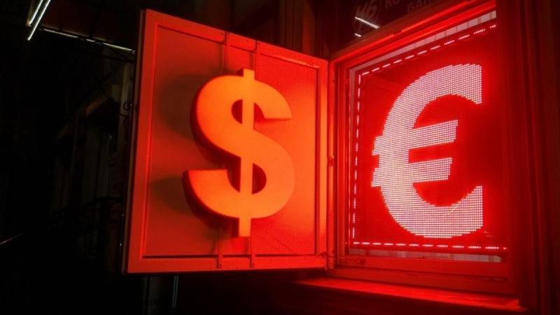 Официальный курс доллара вырос до 76,76 рубля на новостях о ситуации в Донбассе