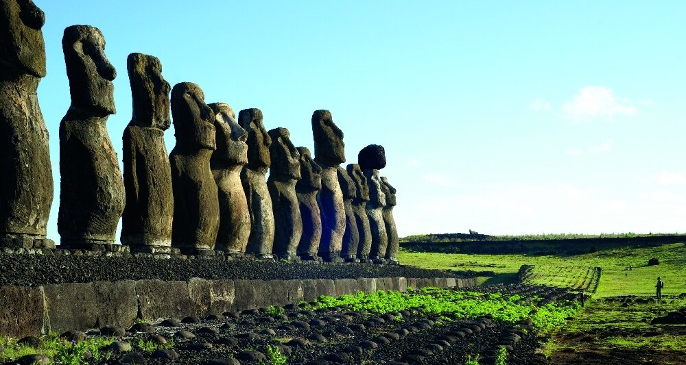 Каменные изваяния острова Рапа-Нуи (названного европейцами островом Пасхи) продолжают в гордом молчании хранить свою тайну. А местные жители, уже лишенные суеверных страхов, возделывают поле рядом с крупнейшим комплексом восстановленных статуй Аху Тонгарики