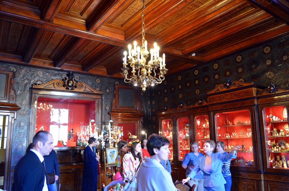 Дворец зинаиды юсуповой. Юсуповский дворец лестница. Экскурсоводы в дворце юсуповых на мойке. Дворец зинаиды юсуповой театр. Марианна рысюкова экскурсовод.