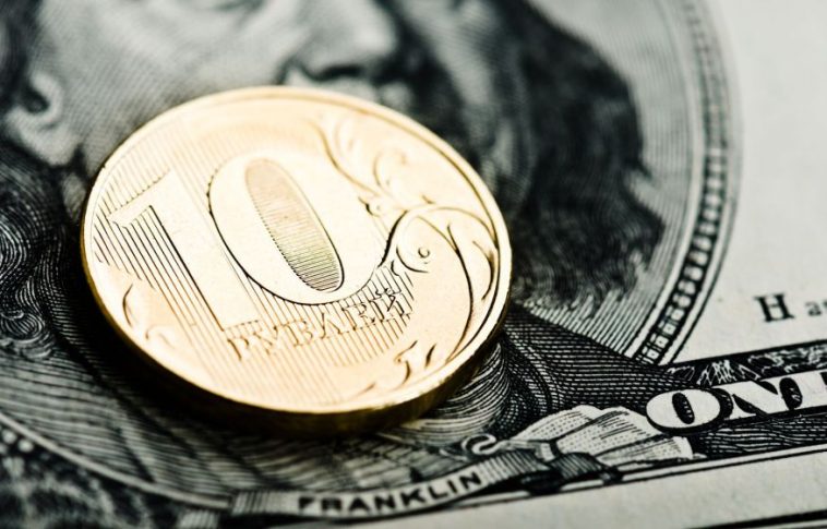 Ослабил позицию относительно российской валюты: Доллар опустился ниже 70 рублей