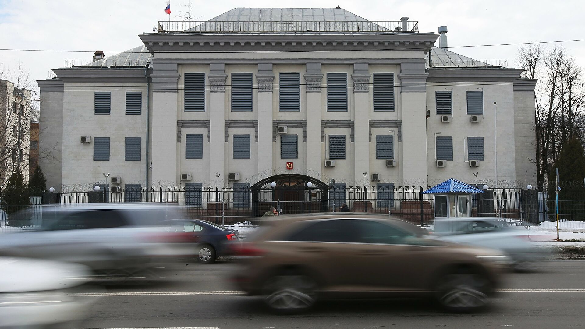 Консульский отдел посольства России в Киеве приостановил прием из-за ситуации с COVID-19