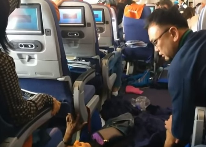 турбулентность в самолете. боинг 777 бангкок турбулентность. рейс москва бангкок турбулентность. турбулентность жертвы. аэрофлот бангкок москва турбулентность.