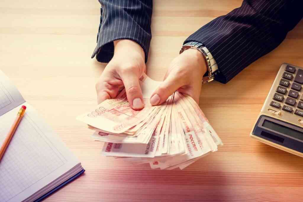 Средняя зарплата в России выросла за месяц до 139 727 рублей