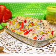 Салат овощной с фунчозой и  черной  заправкой