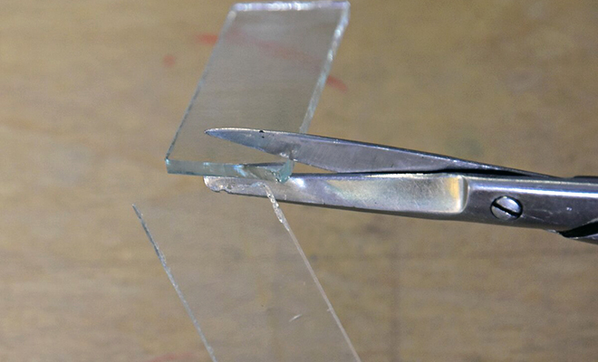 Как разрезать стекло обычными ножницами: видео