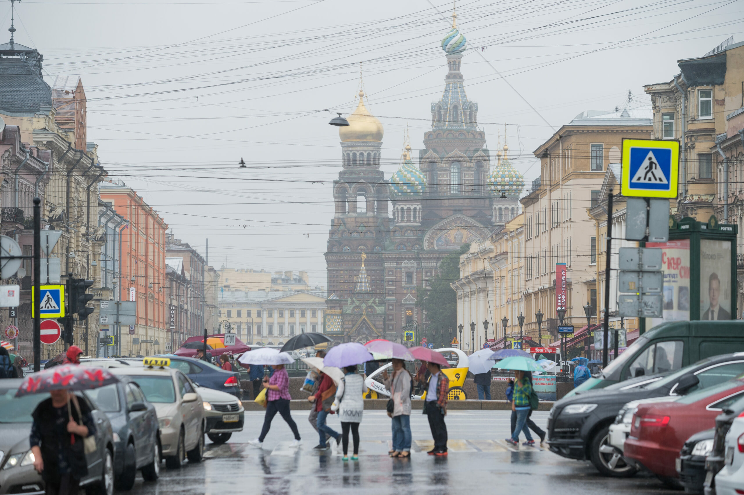 Питер в июне 2024 года. Дождь в Питере. Жители Петербурга. Санкт-Петербург осенью.