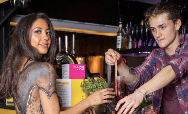 Женщина нарисовала на себе одежду и пошла гулять по городу Женщина нарисовала на себе одежду и пошла гулять по городу Смелая, костюме, перед, выходом, улицу, гулять, Алексе, предстояло, улицам, барам, ЛондонаЗа, полуторачасовую, прогулку, странности, Алексы, немного, обратило, внимание, всего, человека Женщины