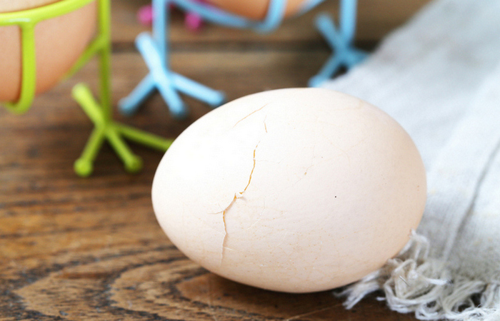 Простые способы сварить треснувшие яйца, чтобы белок не вытек