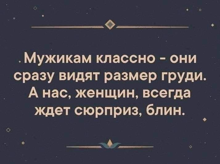 Лежит девушка на песочке, греется, мажет свое тело кремом для загара...