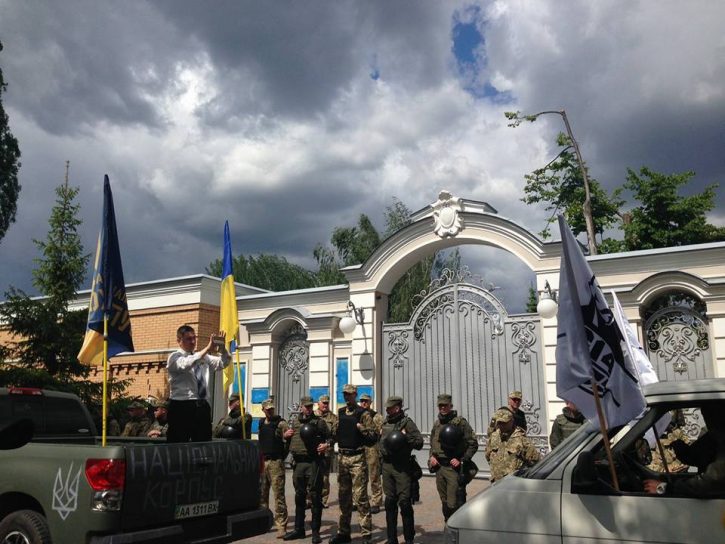 Боевики АТО приехали к дворцу Порошенко, требуя амнистии для военных преступников