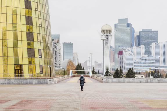 Министр Дуйсенова: в Казахстане остаются 100 тысяч приехавших с конца сентября россиян