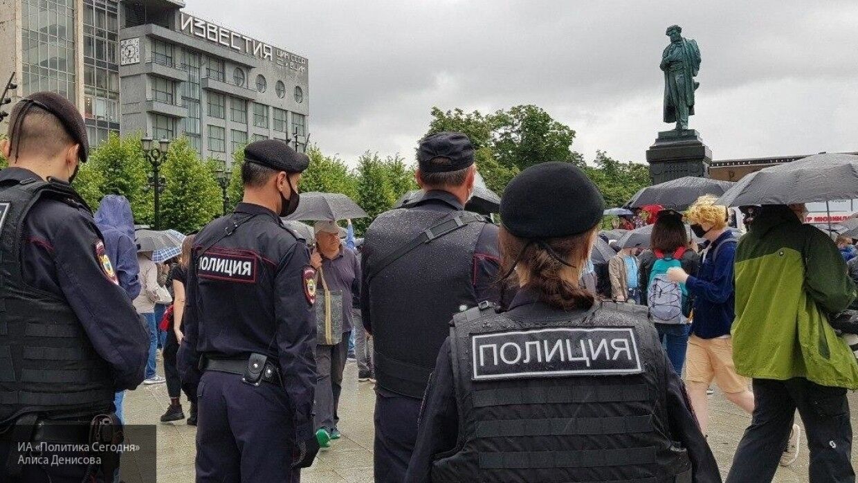 Полицейские отношения возникают. Митинги в Москве 2020. Митинг в Москве 15 июля 2020. Полиция на Пушкинской площади.