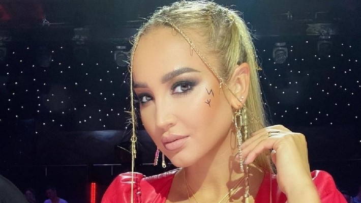 Бузова показала, как происходит ее «распаковка образов» по вечерам