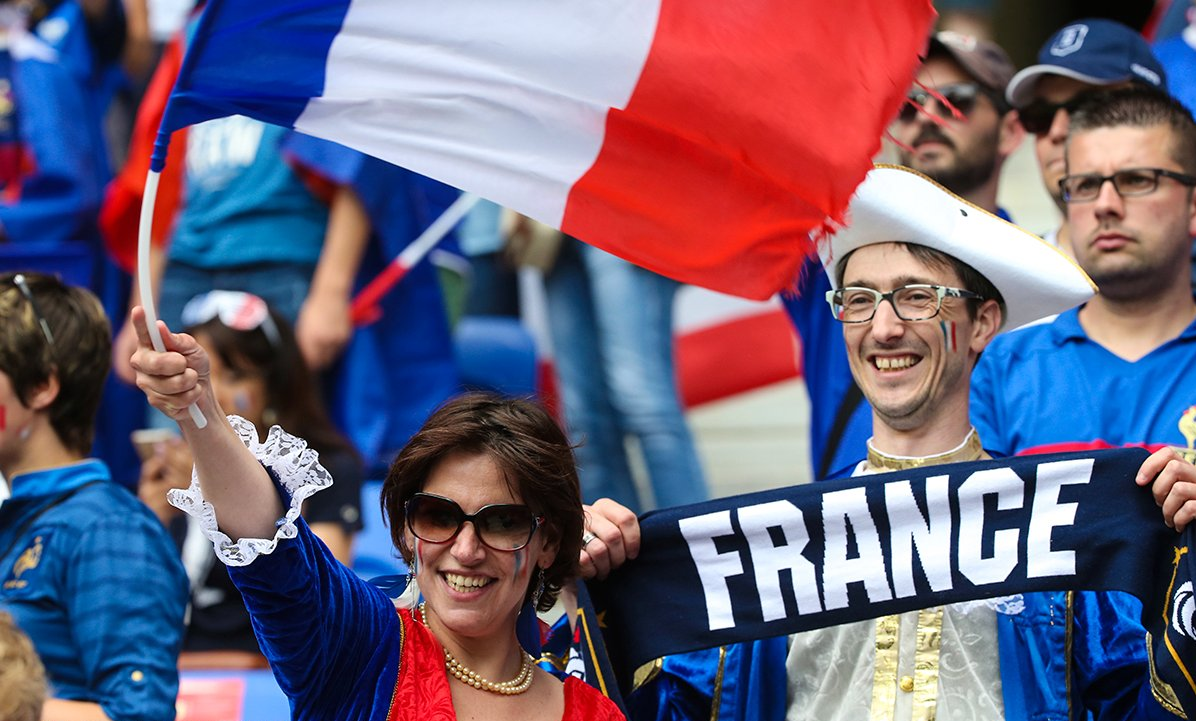 В какой сфере занято большинство жителей франции. Французы народ. Франция люди. Француз с флагом. Французы нация.