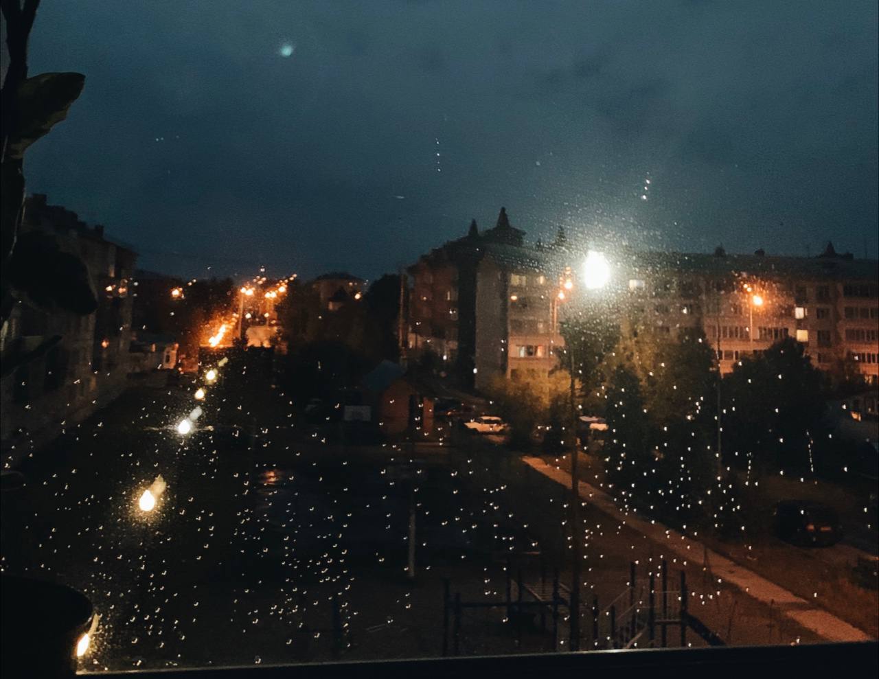 Всю ночь грохотала гроза и ливень гремел по окнам и по крыше дома