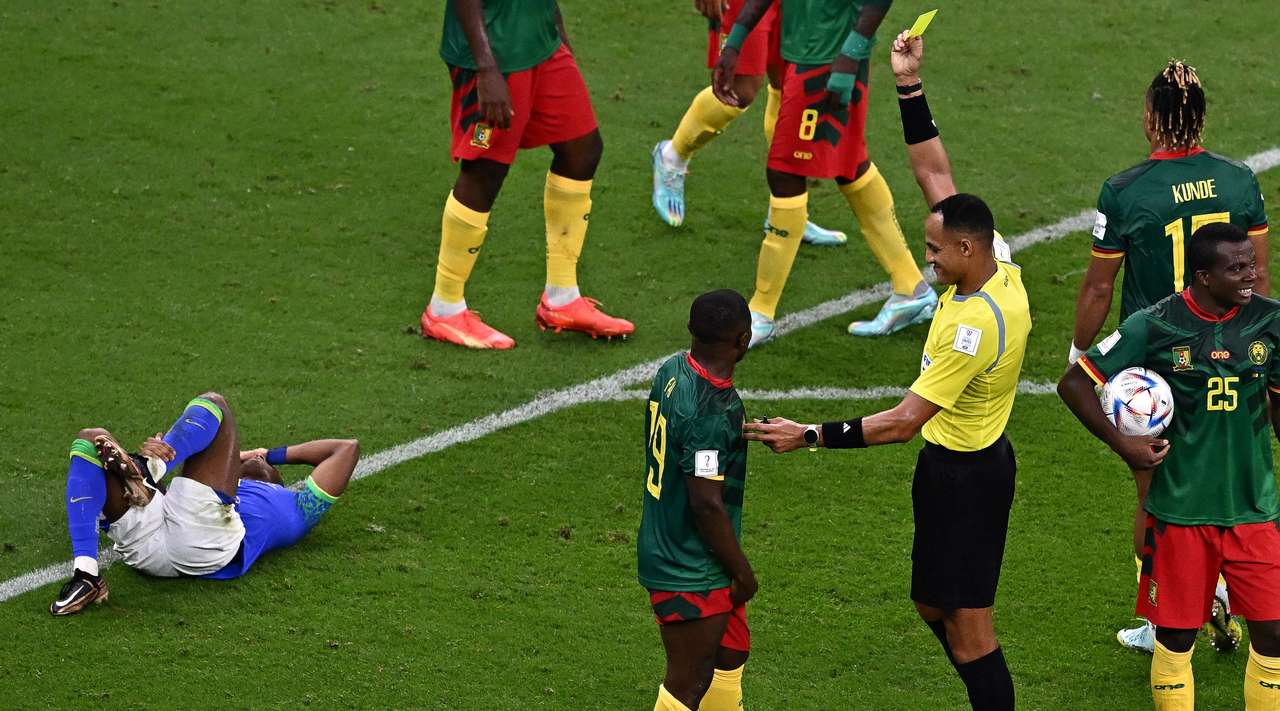 Бразилия забила. Сборная Бразилии 2002. Камерун 1-0 Бразилия. Команда Бразилии 2022. Сборная Бразилия 2002 номер 8.