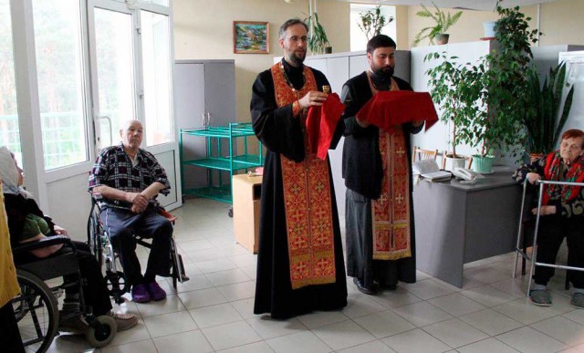 Клирики храма Святого Духа г. Бобруйска посетили подопечных Сестринского ухода при Бобруйской городской больнице.