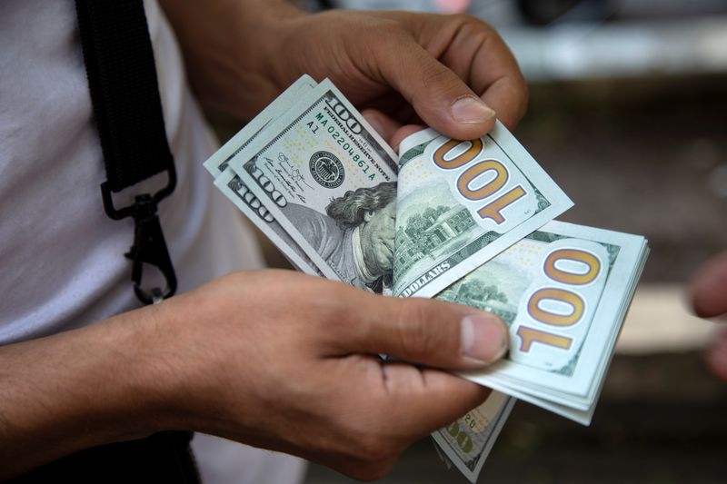 ЦБ РФ установил курс доллара США на сегодня в размере 78,947 руб., евро - 88,468 руб.