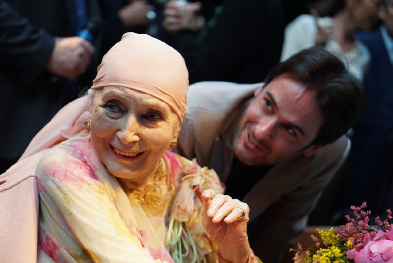 рафаэлла карра прощание. чивита-ди-баньореджо италия фото. италия певица раффаэлла карра. бернардо бертолуччи. умирающие итальянцы.