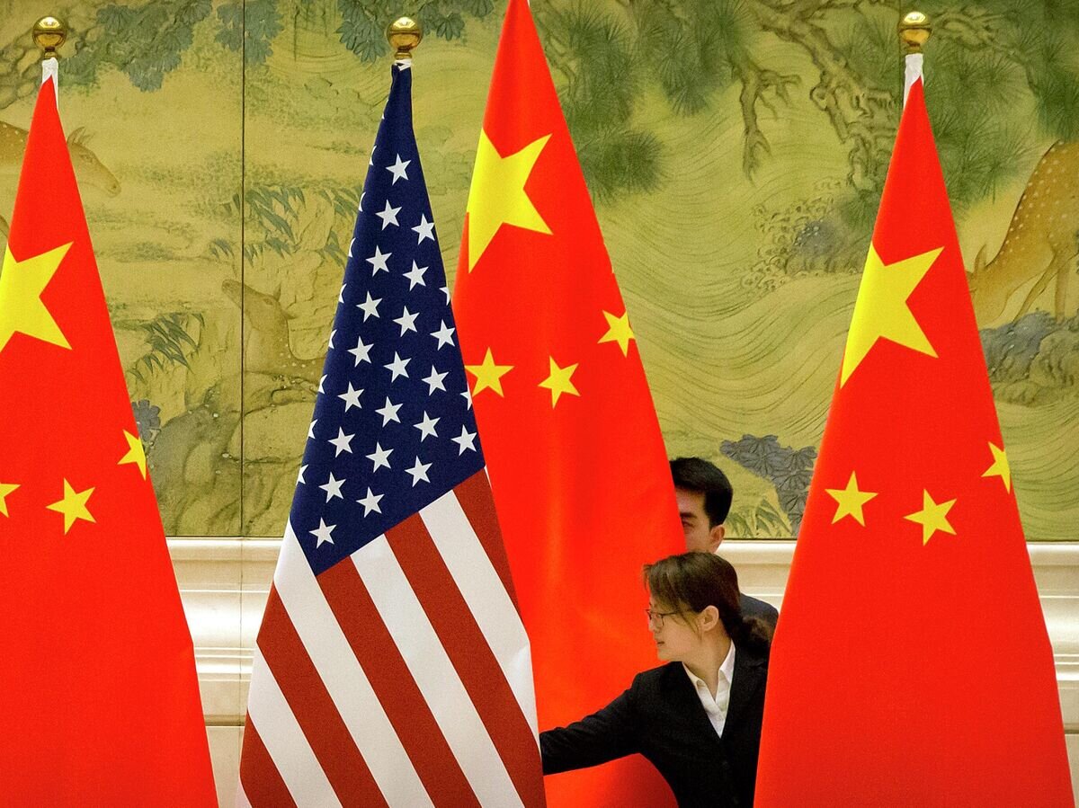    Флаги США и Китая перед открытием китайско-американских переговоров в Пекине© AP Photo / Pool / Mark Schiefelbein