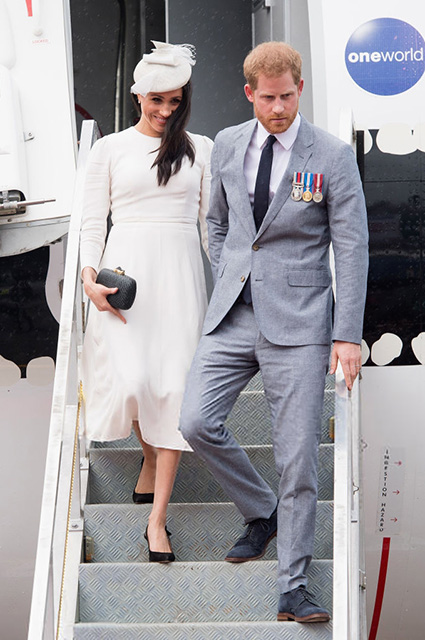 Меган Маркл и принца Гарри торжественно встретили в аэропорту Фиджи монархии, меган маркл