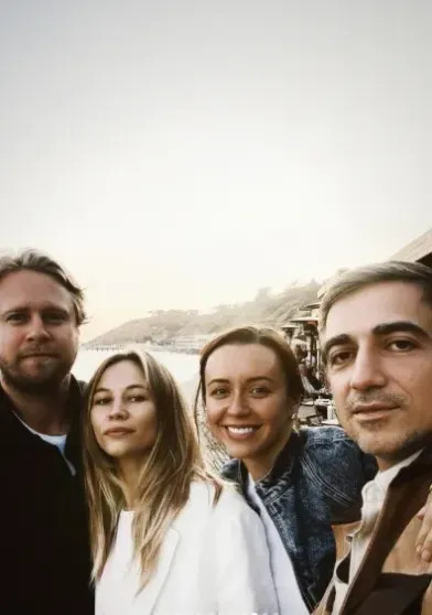 Илья Стюарт опубликовал семейные фото с женой Светланой Устиновой и дочерью Стюарт, Устиновой, женой, Светланой, Мурад, Наталья, вместе, актрисой, годовалой, дочерью, Светланы, Стюарта, фестиваля, Продюсер, Мурадом, Османном, открыл, кинокомпанию, международную, которого