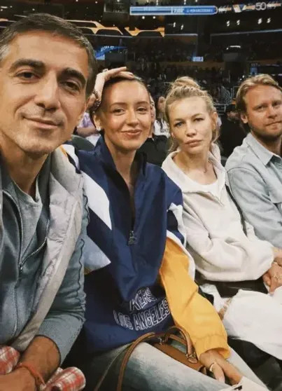 Илья Стюарт опубликовал семейные фото с женой Светланой Устиновой и дочерью Стюарт, Устиновой, женой, Светланой, Мурад, Наталья, вместе, актрисой, годовалой, дочерью, Светланы, Стюарта, фестиваля, Продюсер, Мурадом, Османном, открыл, кинокомпанию, международную, которого