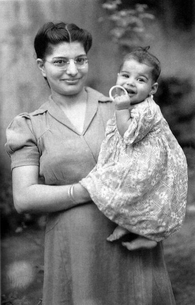  
Фреди Меркури с мамой, 1947 