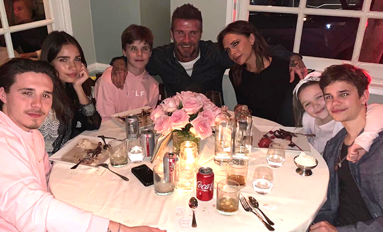 Мороженое с пожеланиями и кукла от Харпер: как Виктория Бекхэм отпраздновала свое 45-летие