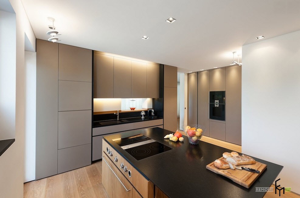 в бликах хрома и металла